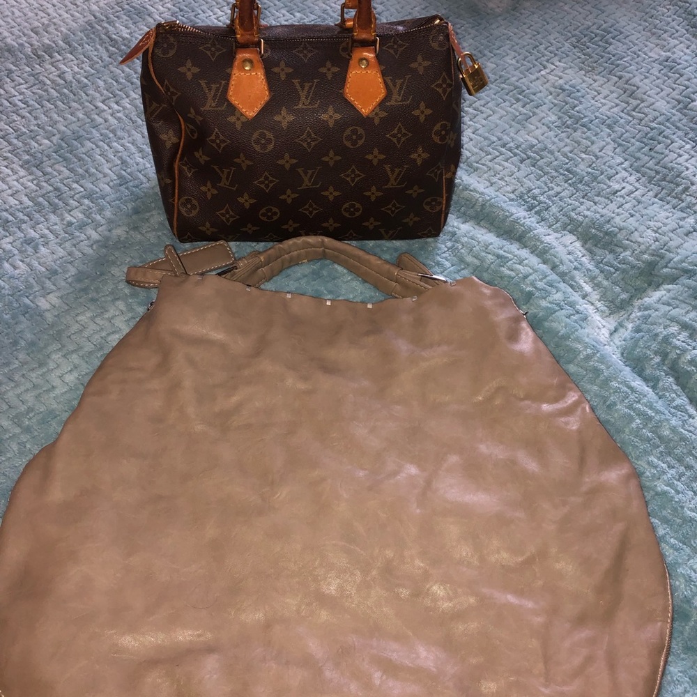 Large sized hobo bag (taupe).